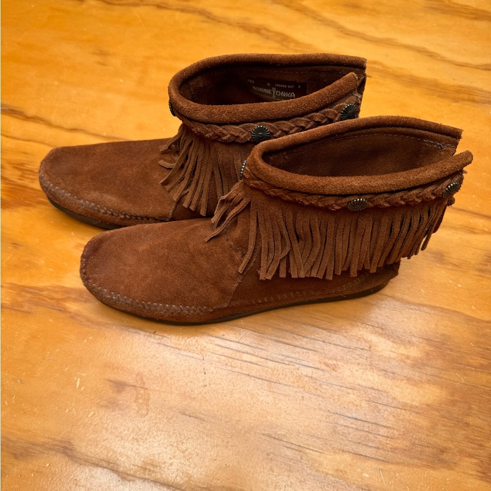 Minnetonka Ankle Moccasins Size 9 Womens Suede Leather Fringed Studs Zip Up Back - Picture 5 of 14